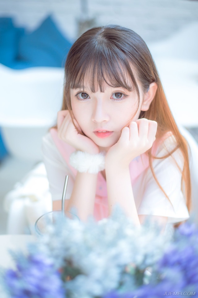 一声闷响伴随着刺耳的骨骼碎裂声中，虎卫魁梧的身体就这么仿佛遭到重物撞击一般离地而起，眼中还带着愕然的表情，胸口却整个凹陷下去。